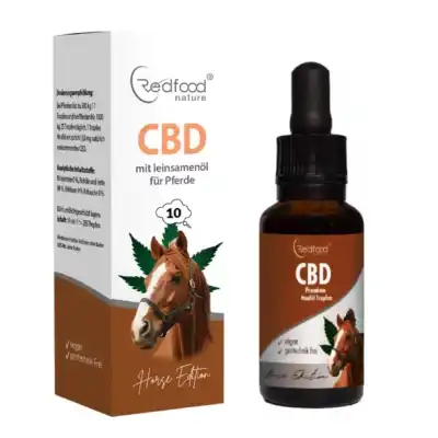 Eine Flasche CBD Öl für Pferde von Redfood. Die Flasche ist mit einem Etikett versehen, das das Logo von Redfood sowie die Produktinformationen zeigt. Ein Pferd ist im Hintergrund zu sehen, das ruhig und entspannt in seiner Box steht.